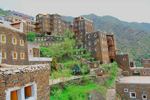 تتميز منطقة عسير بموقع جغرافي فريد بسبب تنوع تضاريسه