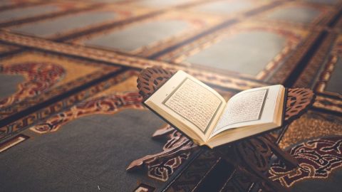 قصة الطفل الكفيف الذي حفظ القرآن الكريم من المذياع