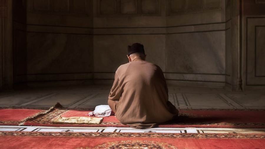 يستحب للمعتكف الابتعاد عن كثرة الكلام
