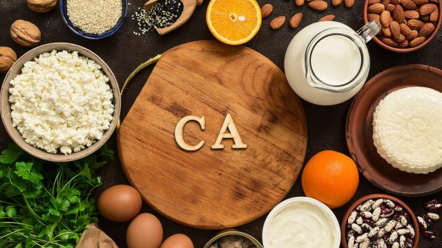 أهم 11 فائدة الكالسيوم للجسم والصحة العامة ومصادره الطبيعية