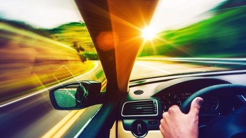 أهم 20 تفسير لحلم قيادة السيارة وعدم القدرة على التحكم فيها في المنام