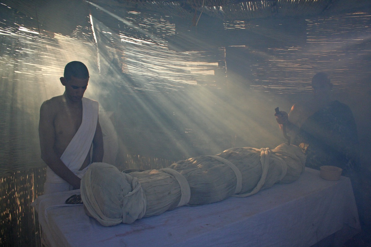 ما معنى تفسير حلم تكفين الميت وهو ميت بشارة خير أو شر