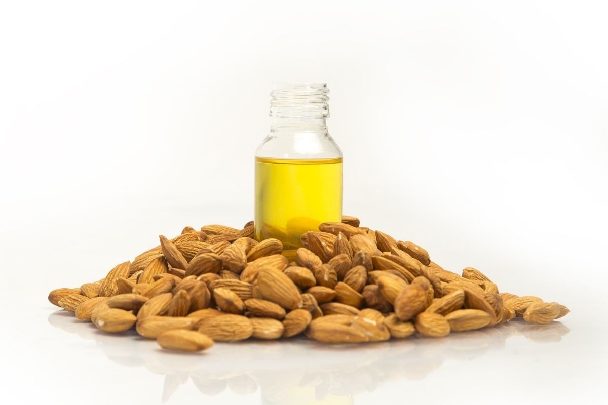 فوائد زيت لوز حلو للبشرة والوجه وطريقة استخدامه بالخطوات