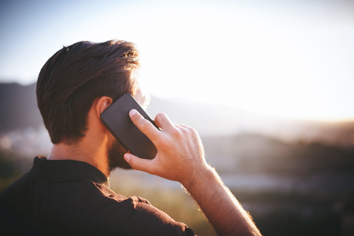 تفسير حلم التحدث مع شخص اعرفه في الهاتف ومعناه بالتفصيل