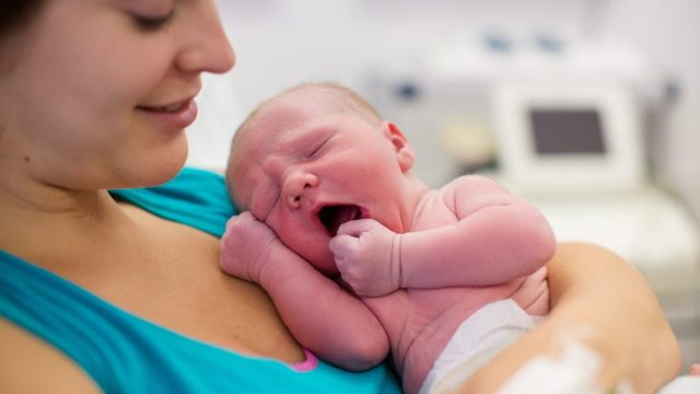 سلبيات الولادة القيصرية الأضرار والمخاطر والإحتياطات