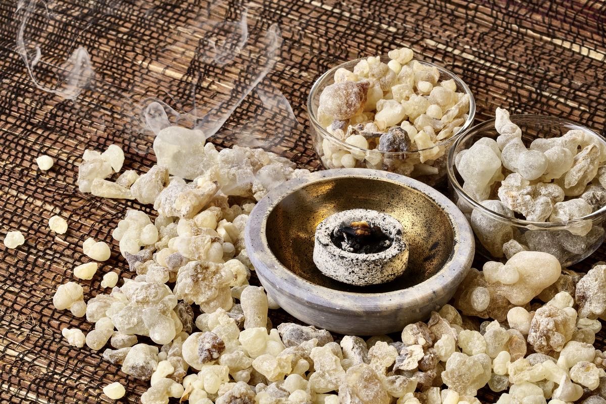 فوائد بخور اللبان وعلاقته بالجن والشياطين