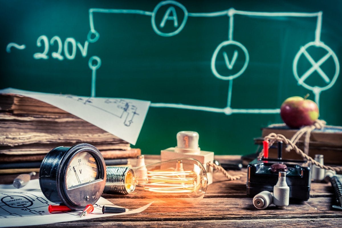 ما هي تجربة يونج وكيف تعمل تجربة الشق المزدوج؟