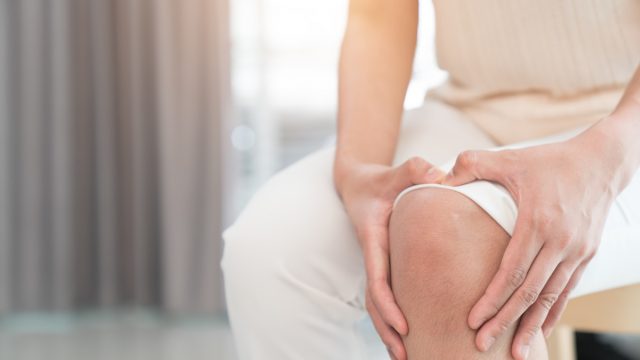 ما أسباب تشقق العظام عند النساء وطرق علاجها؟