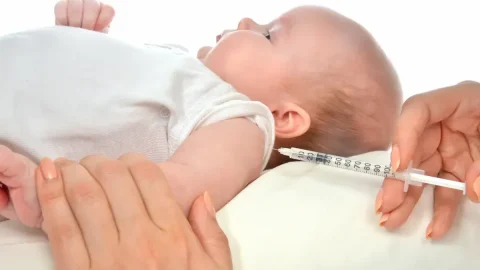 الاعراض المصاحبه لتطعيم الشهرين وأهميتها على صحة الطفل
