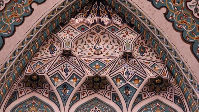 اللانهائية تعتبر من مزايا وخصائص الزخارف الاسلامية والألوان المستخدمة بها