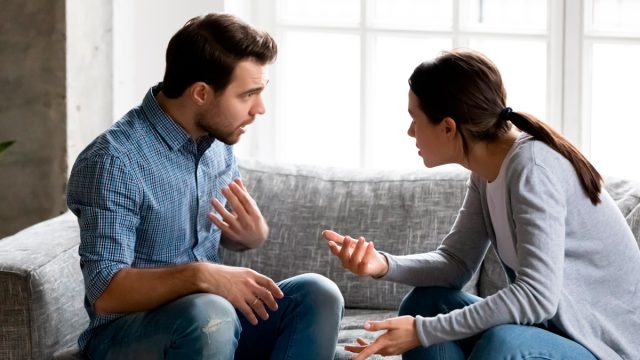 علامات حب الزوج لزوجته عند غضبها وصفات تدل على حب الزوج