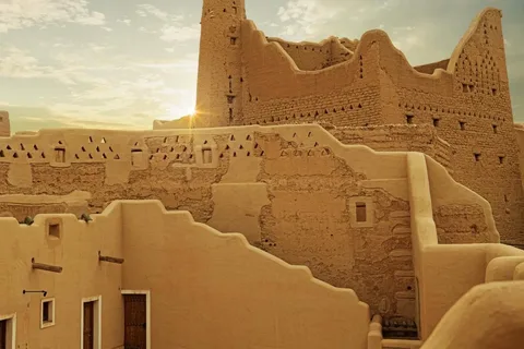 ما هي المعالم السياحية في العلا وموقعها الجغرافي؟