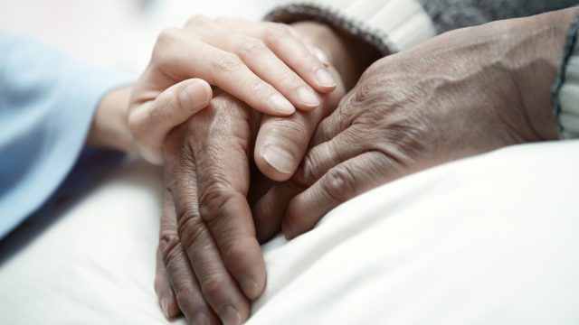 هل يجوز هجر الأم الظالمة بأدلة شرعية؟