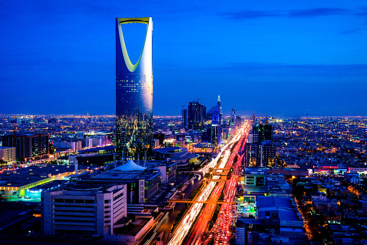 كم المسافة بين الرياض والدمام بالكيلو متر