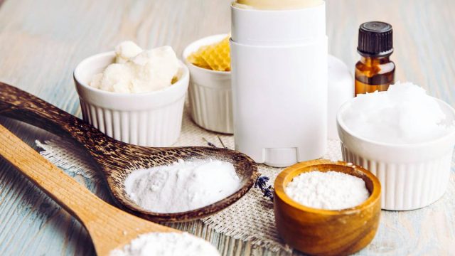 طريقة صنع مزيل العرق بالفازلين طريقة طبيعية وفعالة