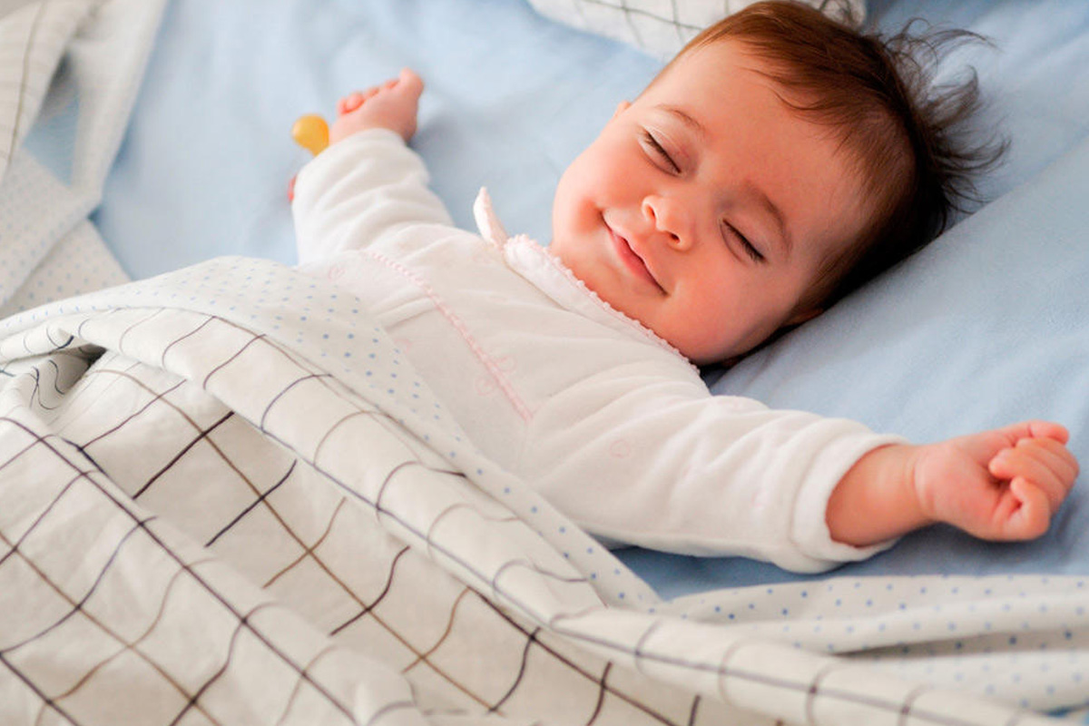 طفلي ينام كثيراً هل هذا طبيعي وكيفية التعامل معه