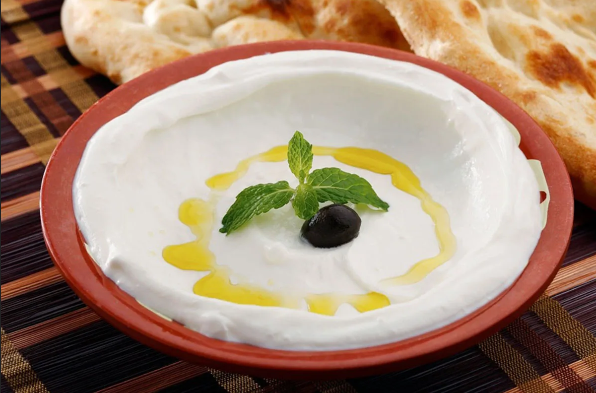 كم سعرة حرارية في ملعقة اللبنة كاملة الدسم